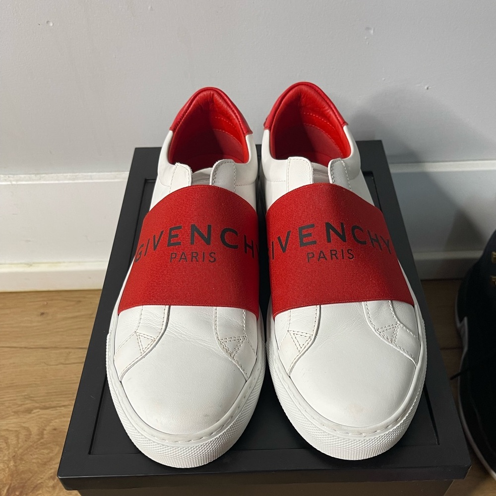 Size 8 women givenchy shoes comes with shoe bags